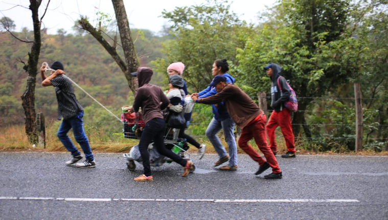 Una familia hondureña camina en la ruta de Esquipulas a Chiquimula. (_Foto Prensa Libre: Carlos Hernández)