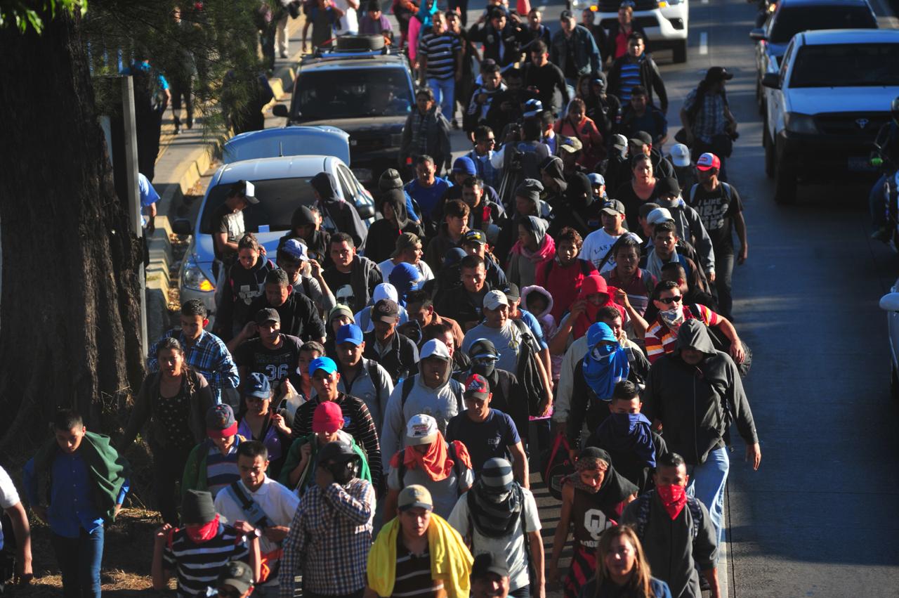 Imagen de una de las caravanas que se han formado desde el año pasado. Miles de salvadoreños y hondureños han pasado por Guatemala sin la mínima intención de quedarse en el país. (Foto Prensa Libre: Hemeroteca PL)