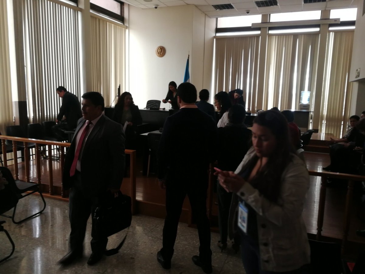 Los abogados y sindicados se retiran después que se suspendió la audiencia del caso Hogar Seguro. (Foto Prensa Libre: Kenneth Monzón)