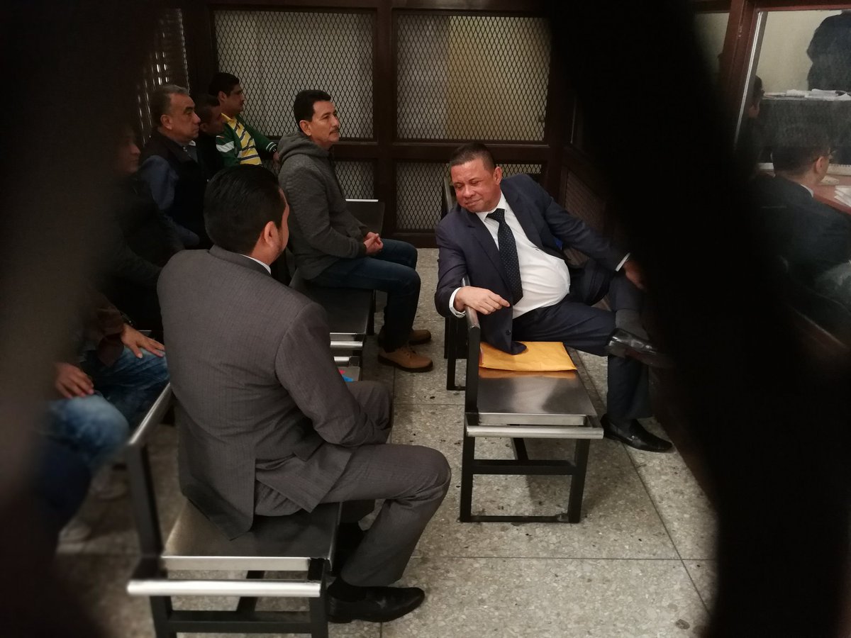 Francisco Morales, alias chico dólar, conversa con otro de los sindicados en la carceleta del Tribunal. (Foto Prensa Libre: Óscar Rivas)