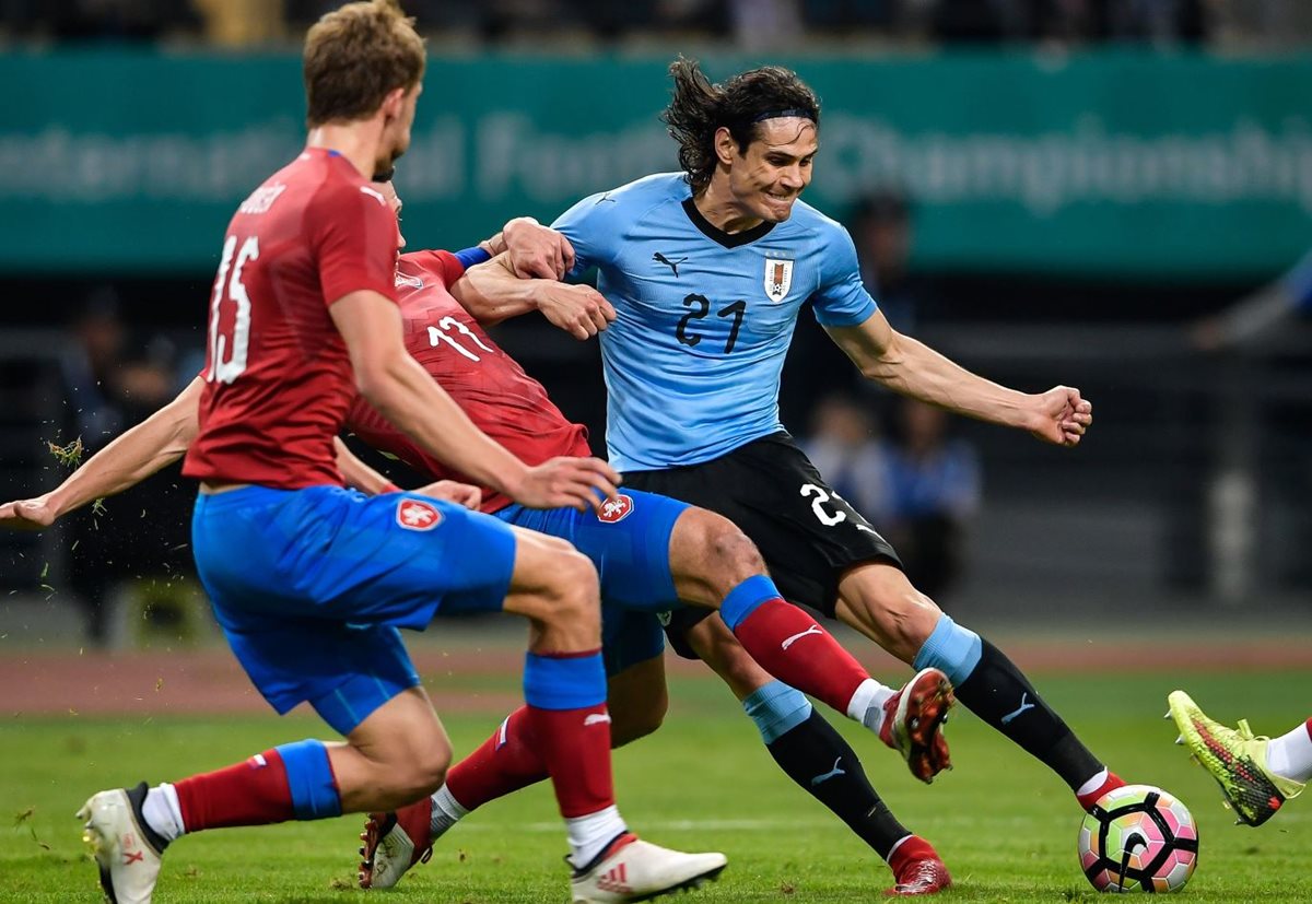Cavani si luce en el partido de Uruguay contra República Checa. (Foto Prensa Libre: AFP).