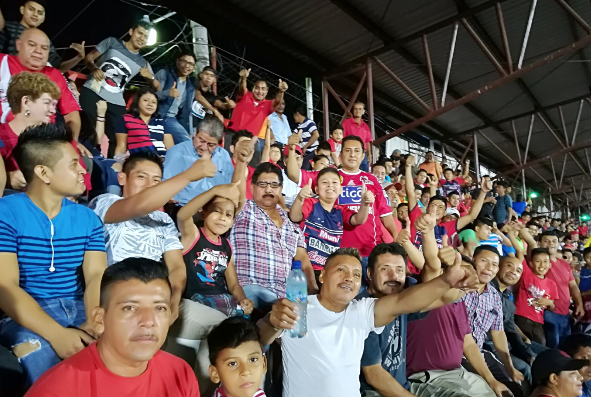 La afición de Malacateco disfruto del partido frente a Municipal, en el estadio Santa Lucía. (Foto Prensa Libre: Raúl Juárez)