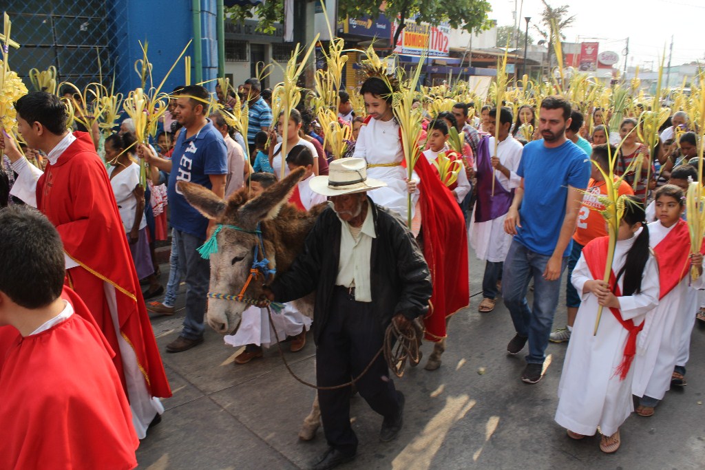 Fieles católicos participan en Jutiapa en la representación de la entrada triunfal de Jesús a Jerusalén. (Foto Prensa Libre: Óscar González).