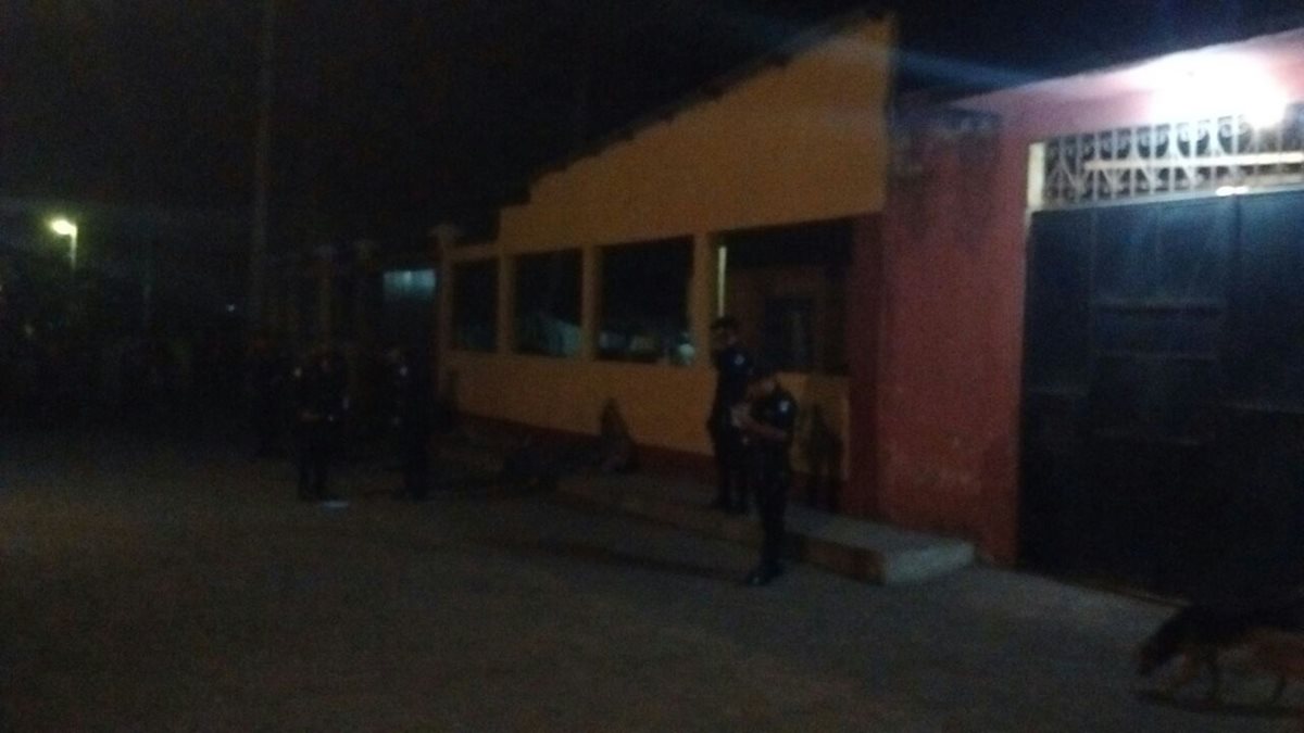 Agentes de la PNC resguardan lugar donde dos hombres murieron baleados, en Puerto San José, Escuintla. (Foto Prensa Libre: Escuintla)
