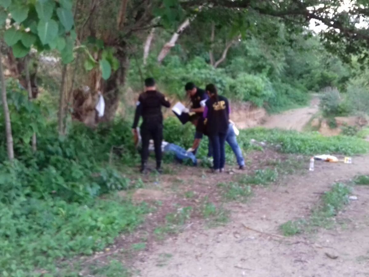 Autoridades hallan cadáver con mensaje de amenaza en la cabecera de Chimaltenango. (Foto Prensa Libre: Edwin Paxtor)
