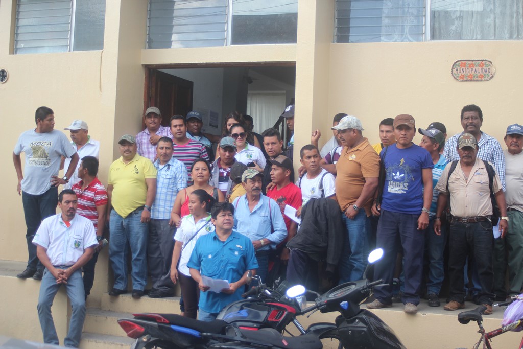 Algunos de los afectados por los despidos en la comuna de Flores, Petén. (Foto Prensa Libre: Rigoberto Escobar).