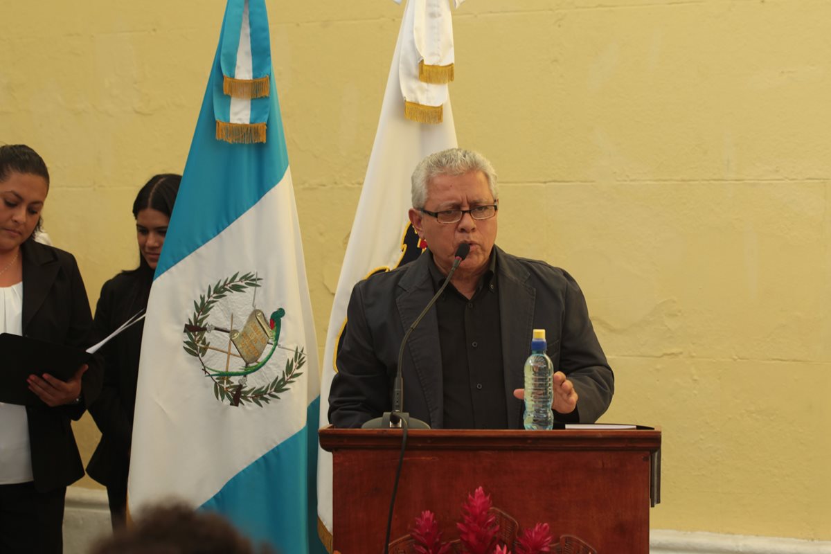 Enrique Noriega da su discurso en la inauguración de la Ferial Municipal del Libro. (Foto Prensa Libre: Ángel Elías)
