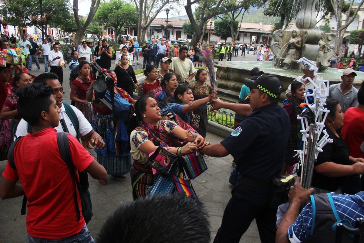 Vendedores se oponen a retirarse del parque central de Antigua Guatemala. (Foto Prensa Libre: Miguel López)