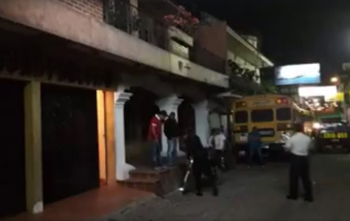 Agentes de la Policía Nacional Civil buscan casquillos de bala afuera del hotel. (Foto Prensa Libre: Facebook)