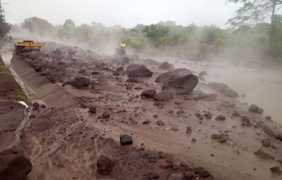 El material volcánico descendió por la zona afectada y siguió su trayecto por la Ruta Nacional 14. (Foto Prensa Libre: Cortesía Conred)