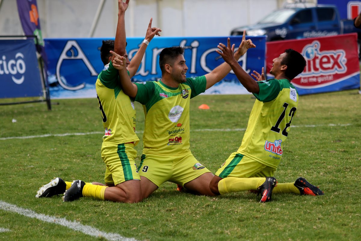 Los jugadores de Deportivo Chiantla celebran el gol que les dio la victoria contra Xelajú MC. (Foto Prensa Libre: Mike Castillo)