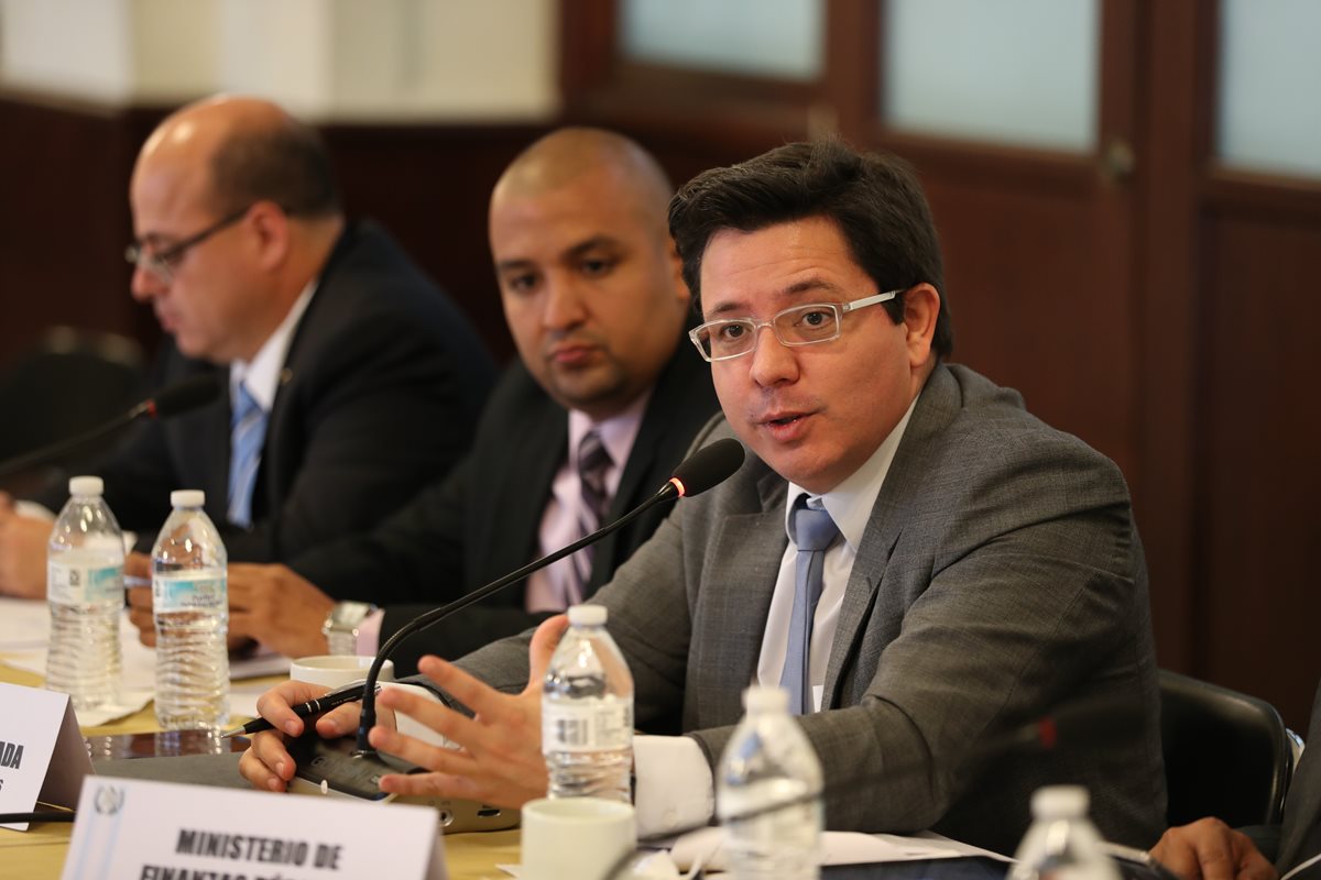 Juan Francisco Solórzano Foppa, intendente de la SAT, y Julio Hector Estrada, ministro de Finanzas, han sostenido varias reuniones con la comisión de finanzas públicas del Congreso, sobre el proyecto de presupuesto 2018. (Foto Prensa Libre: Hemeroteca PL)
