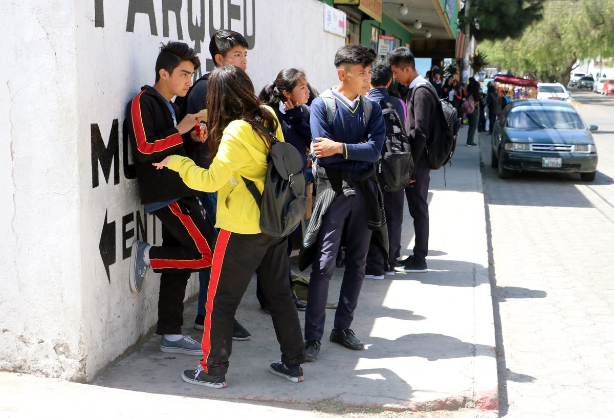 Estudiantes salen de la Escuela Bilingüe Intercultural de la ciudad de Quetzaltenango, a donde llegan de diferentes municipios. (Foto Prensa Libre: Carlos Ventura)