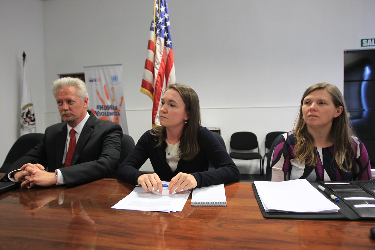 John Hicks, Briana Jones, y Kristen Smith, de la Embajada de EE. UU. en Guatemala, informan acerca del procedimiento para obtener visas. (Foto Prensa Libre: Esbin García)
