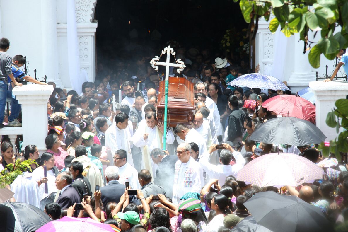 Sacerdotes católicos sacan los retos de Ennio Bossú de la Iglesia Católica Central de San Cristóbal Verapaz, Alta Verapaz. (Foto Prensa Libre: Eduardo Sam)