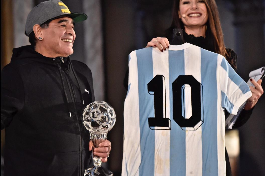 El astro del futbol argentino, Diego Maradona afirma Messi es uno de los mejores futbolistas del mundo. (Foto Prensa Libre: EFE)
