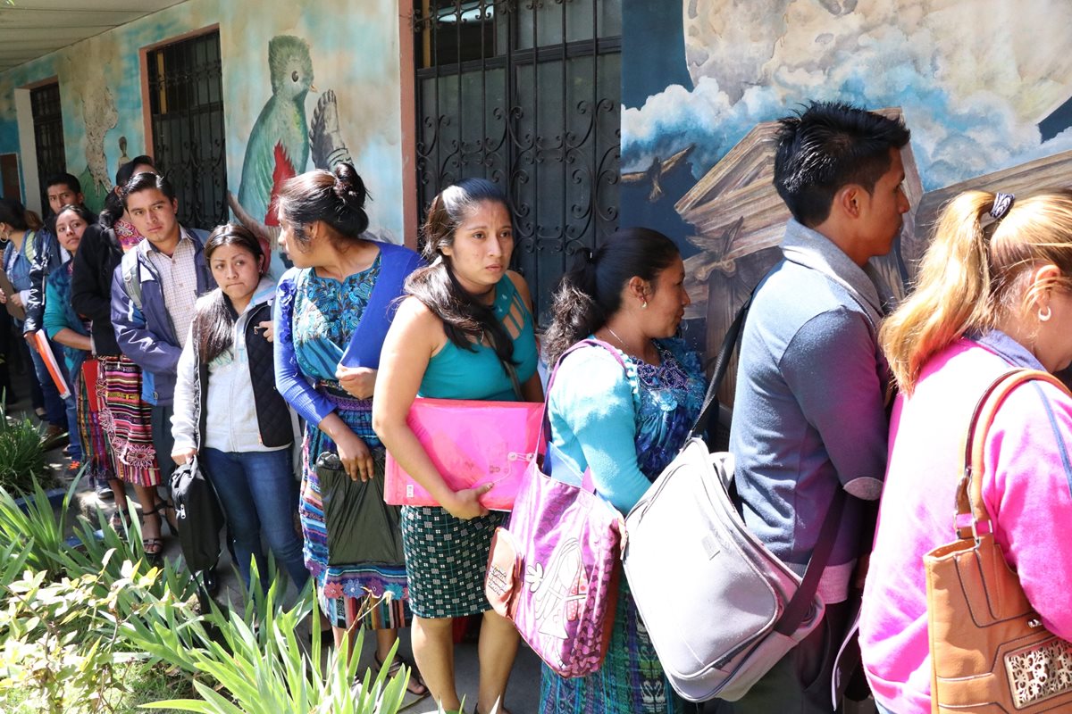 Los interesados en una plaza acudieron al Área de Salud de Quetzaltenango, donde entregaron papelería y fueron entrevistados. (Foto Prensa Libre: María José Longo)