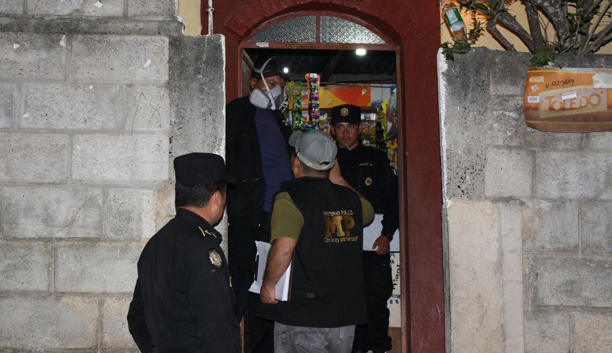 Autoridades recaban evidencias en la vivienda de una mujer en San Antonio La Paz, El Progreso. (Foto Prensa Libre: Héctor Contreras)