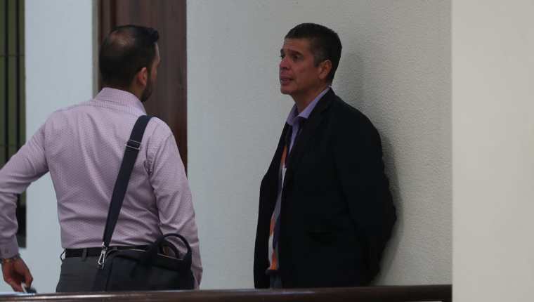 René Villavicencio Funes conversa con su abogado, Fernando Monterroso Bolaños, durante un receso en la audiencia en el Tribunal de Mayor Riesgo. (Foto Prensa Libre: Mynor Toc)