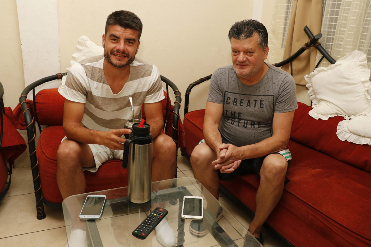 Maximiliano Lombardi comparte las tardes de lluvia en Cobán con su padre, Julio César. (Foto Prensa Libre: Eduardo Sam Chun)