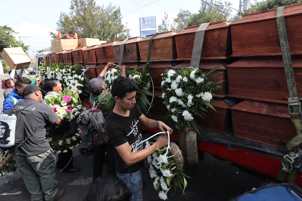 Fundación de antropología forense, en un camión llevan 172 osamentas del conflicto armado, antes de ser llevados a San Juan Comalapa, Chimaltenango. (Foto Prensa Libre: Érick Ávila)