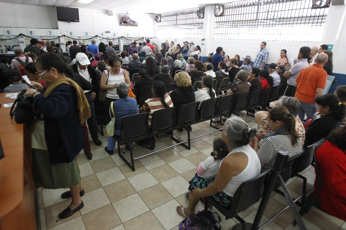 Pese a las quejas y peticiones de pacientes, la falta de medicamentos es constante. (Foto: Paulo Raquec)