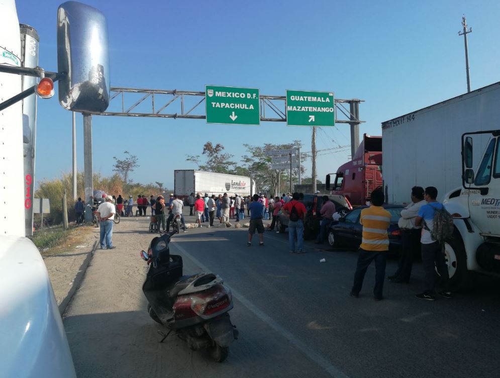 Por cuatro días consecutivos personas bloquearon las aduanas entre Guatemala y México paralizando el comercio terrestre. (Foto Prensa Libre: Cortesía CIG)
