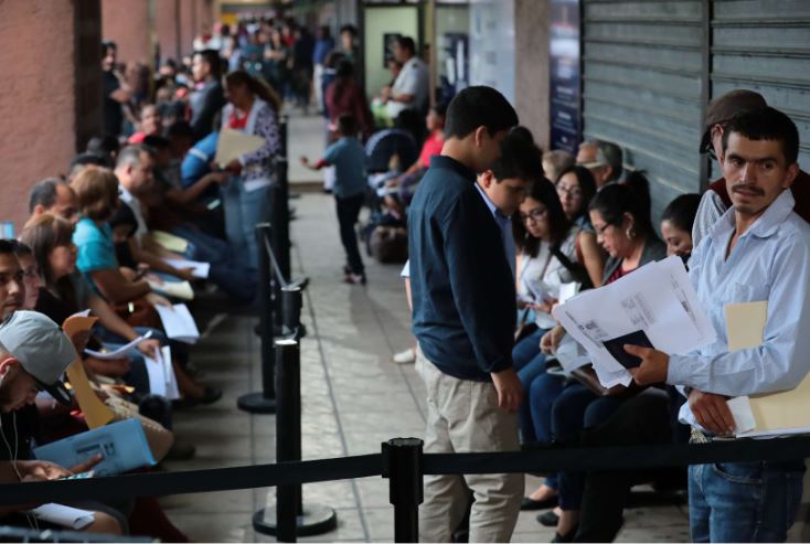 Migración puso en marcha ciertas medidas para evitar retrasos y cobros indebidos a quienes necesitan tramitar el pasaporte. (Foto Prensa Libre: Hemeroteca PL)