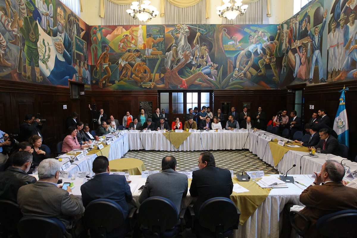 Bancada oficial  y el Ejecutivo insisten en aprobar el presupuesto del 2018  y que Javier Hernández dirija el Congreso, pese a desgaste. (Foto Prensa Libre: Hemeroteca PL)