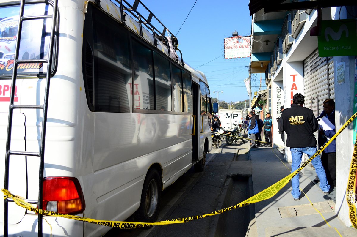 El ataque armado fue en contra del piloto y ayudante del bus de los Transportes Flor de María en Chiantla, Huehuetenango. (Foto Prensa Libre: Mike Castillo)