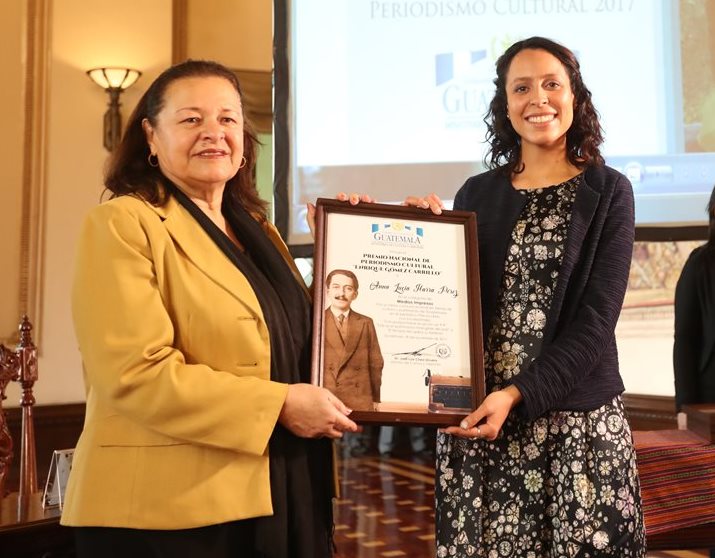 La Viceministra de Patrimonio Cultural y Natural, Gladys Palala, entrega el reconocimiento a la periodista Anna Lucía Ibarra de Prensa Libre. (Foto Prensa Libre: Esbin García).
