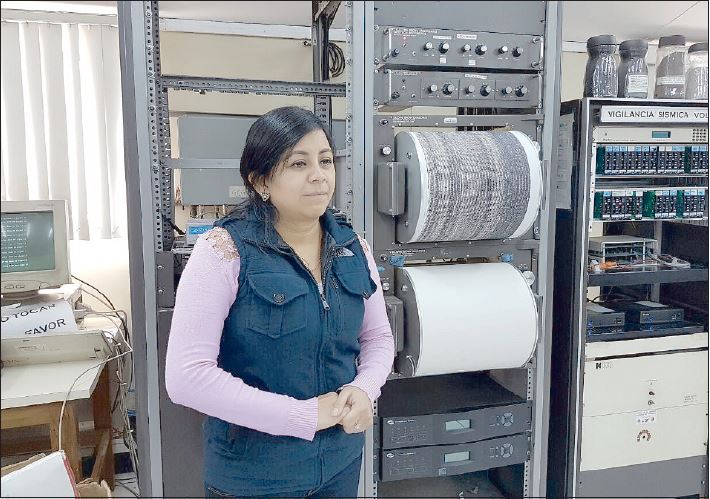 Carla Chun estudia la actividad del Volcán de Fuego en el Insivumeh y elabora informes que ayudan a dar recomendaciones a poblaciones cercanas.(Foto Prensa Libre: Carlos Álvarez)