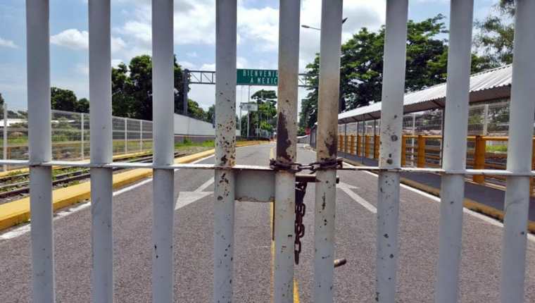 Uno de los pasos fronterizos entre México y Guatemala se encuentra inhabilitado por una baranda con candado, en San Marcos. (Foto Prensa Libre: Alexánder Coyoy)