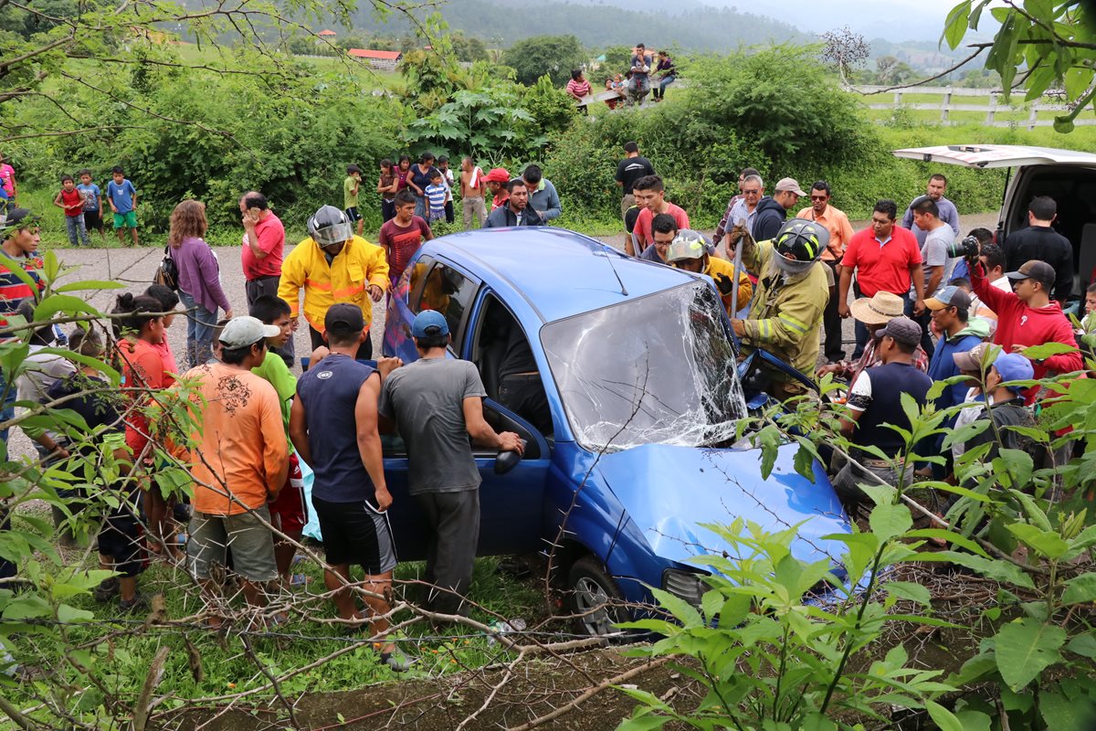 El vehículo chocó contra un paredón en el km 88, ruta de Sansare a Jalapa. (Foto Prensa Libre: Hugo Oliva)
