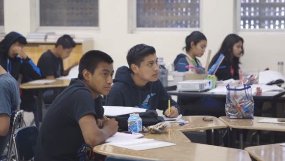 Estudiantes hispanos reciben clases en al Belmont High School de Los Ángeles. (Foto: Los Ángeles Times).