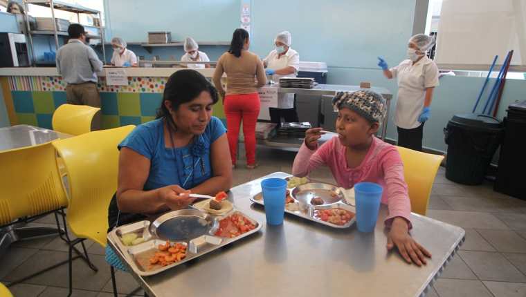 Una niña en tratamiento por cáncer almuerza en el nuevo comedor seguro de la Unop. (Foto Prensa Libre: Érick Ávila)