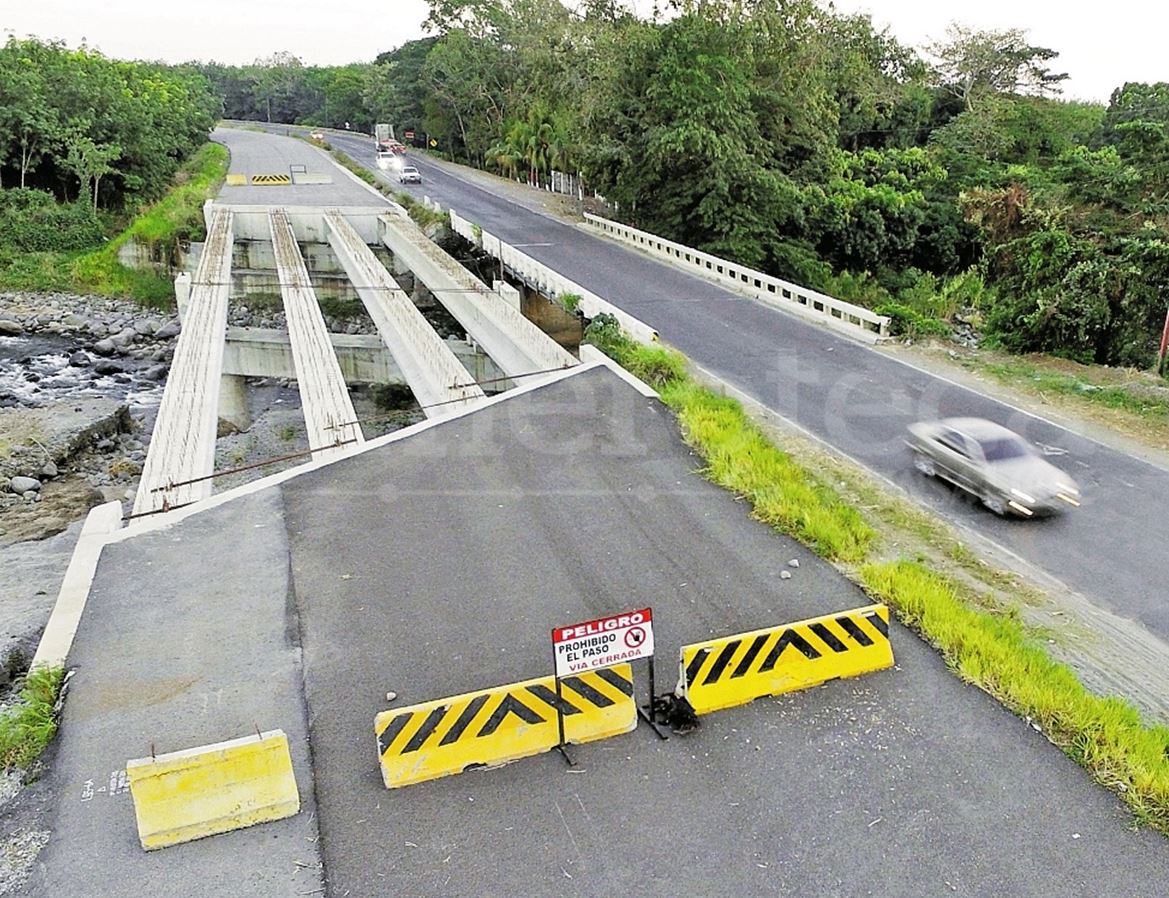 La carretera de la Costa Sur quedó inconclusa y en malas condiciones debido al incumplimiento de Odebrecht. (Foto Prensa Libre: Hemeroteca PL)