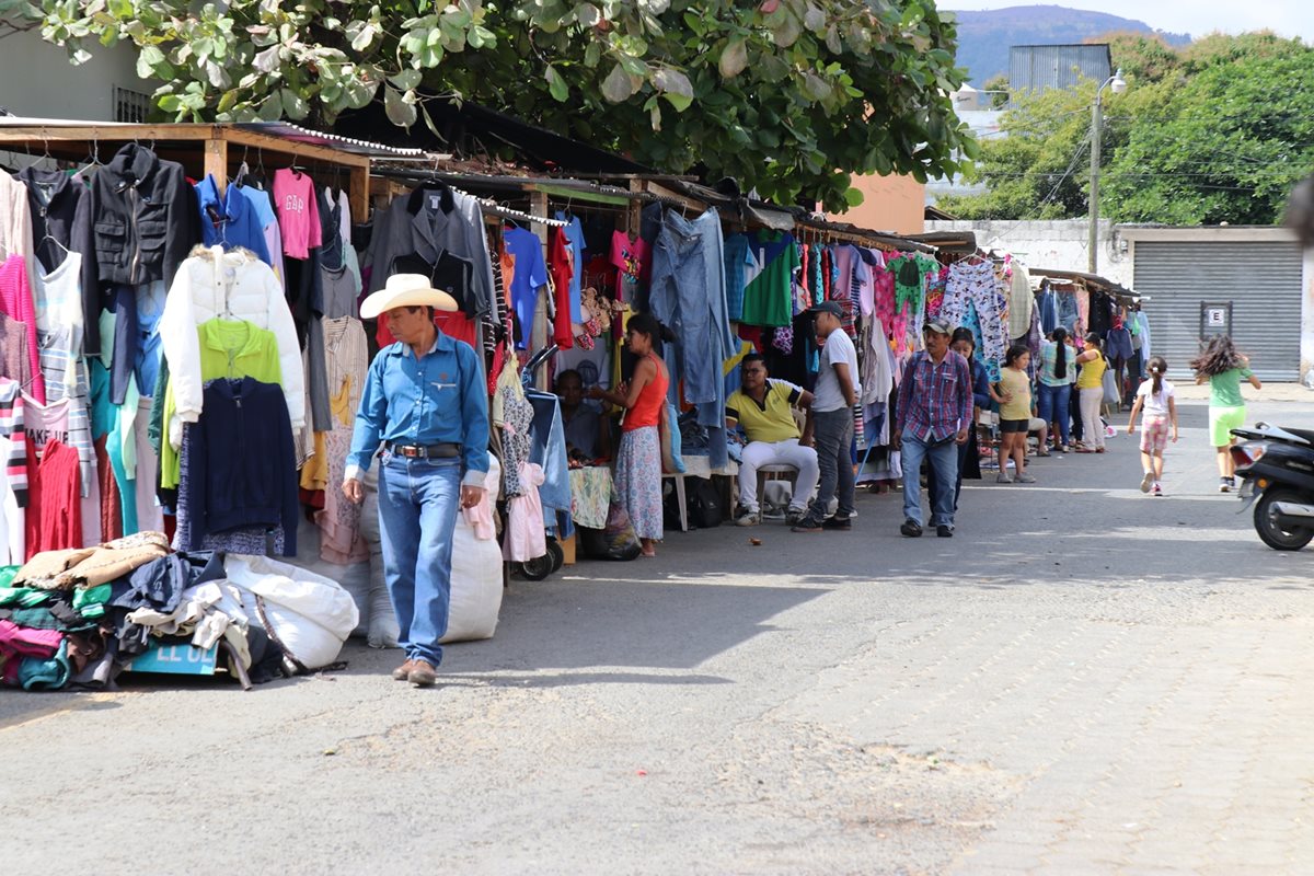 En los últimos días, los comerciantes han recibidos constantes llamadas en las que les exigen Q100 semanales. (Foto Prensa Libre: Mario Morales)