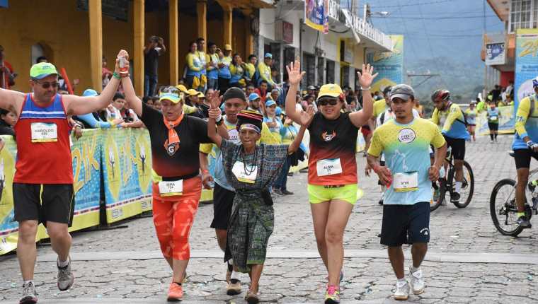 Nicolasa Cuxum llega a la meta junto a un grupo de atletas. (Foto Prensa Libre: Mario Morales).