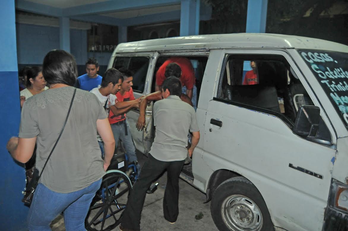 El piloto de microbús Juan Alberto Mazariegos Cabrera es trasladado al Hospital Regional de Coatepeque. (Foto Prensa Libre: Alexánder Coyoy)