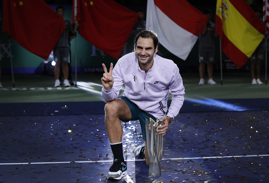 El tenista suizo, Roger Federer, se coronó campeón en el Masters 1000 de Shanghai. (Foto Prensa Libre: AP)