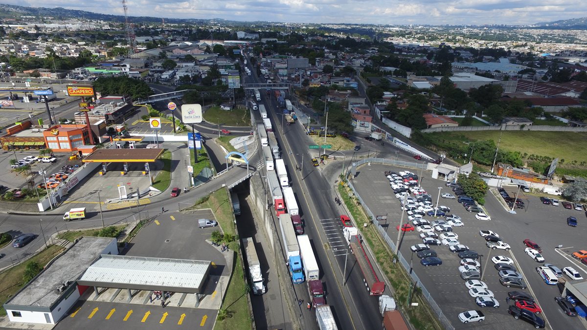 Durante nueve días, transportistas paralizaron labores entre octubre y noviembre del año pasado. (Foto Prensa Libre: Hemeroteca PL)