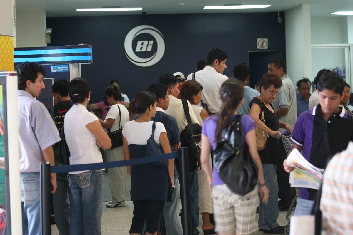 Clientes del Banco Industrial hacen fila para realizar sus trámites. (Foto Prensa Libre: Hemeroteca PL)