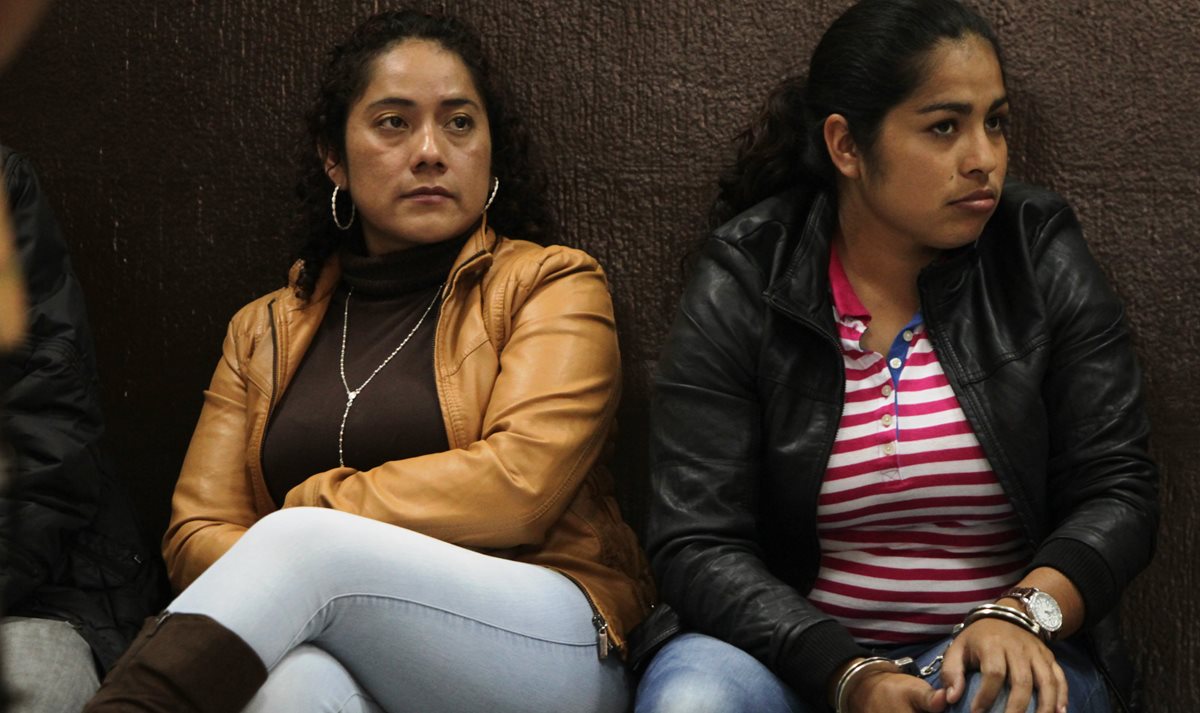 María Isabel Sales López, esposa de Guayo Cano, -chumpa beige- enfrenta proceso penal por lavado de dinero y asociación ilícita. (Foto Prensa Libre: Hemeroteca PL)