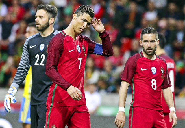 Cristiano Ronaldo anotó un gol con su selección, pero no pudo festejar en su debut en casa. (Foto Prensa Libre: EFE)
