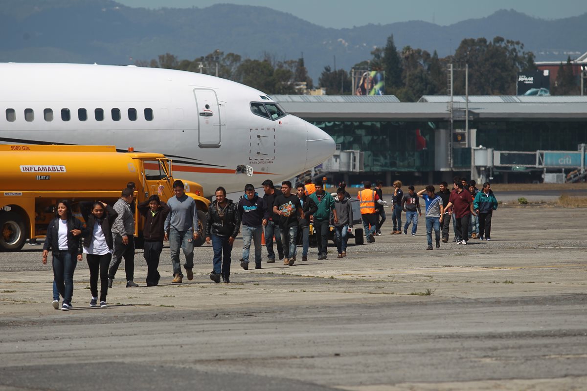 Un grupo de migrantes fueron deportados de los Estados Unidos de Norteamerica, a su llegada a Guatemala. (Foto Prensa Libre: Hemeroteca)