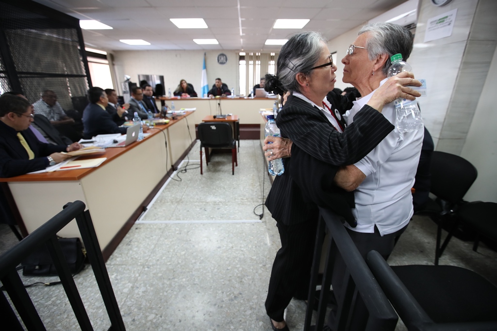 Ana Lucrecia Molina Theissen abraza a su mamá Emma de Molina, luego de haber dado su declaración ante el Tribunal de Mayor Riesgo C. (Foto Prensa Libre: Paulo Raquec)