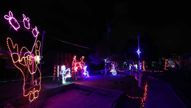 En el Parque Artesanal de Salcajá, Quetzaltenango, fueron instaladas 200 mil luces led, un espectáculo para fisfrutar en familia. La entrada para presenciar el espectáculo es pagado. (Foto Prensa Libre: Mynor Toc) 
