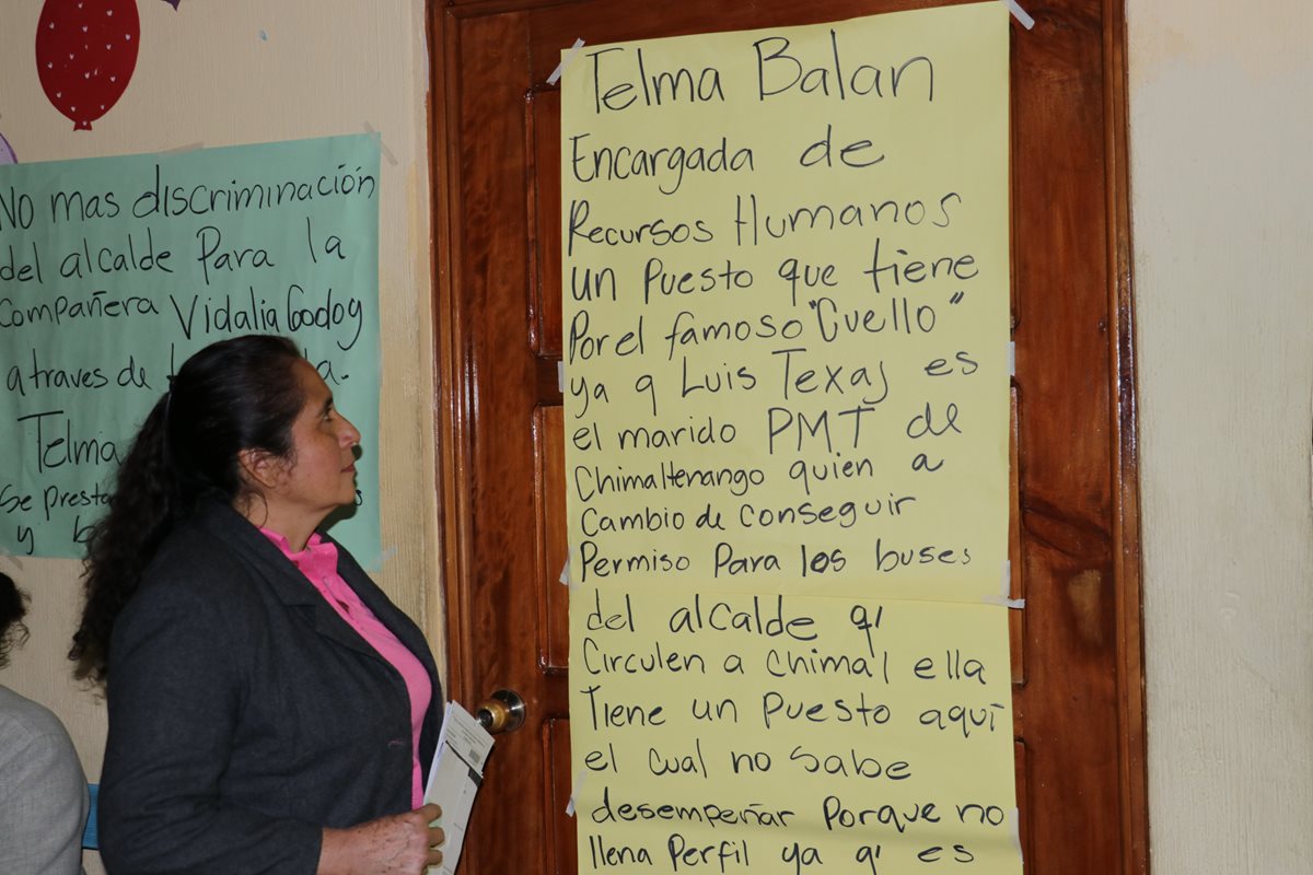 Vidalia Godoy asegura que durante varios meses le entregó Q200 mensuales al jefe edil, de El Tejar, Chimaltenango. (Foto Prensa Libre: Víctor Chamalé)