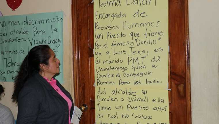Vidalia Godoy asegura que durante varios meses le entregó Q200 mensuales al jefe edil, de El Tejar, Chimaltenango. (Foto Prensa Libre: Víctor Chamalé)